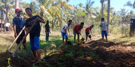 Community Service Sispala Intaran SMA N Bali Mandara di Desa Tembok